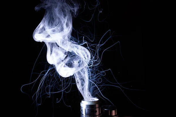 Siyah arka planda izole edilmiş duman bulutları. Vape bobininde sıcak vape sıvısı sıçradı. Güzel aromatik bulut. Düşük ışık fotoğrafı. Düşük tuşlu gizli fotoğraf. 