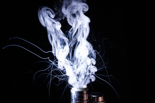 Vape Nuvens Fumaça Isoladas Fundo Preto Salpicos Líquidos Vape Quente — Fotografia de Stock