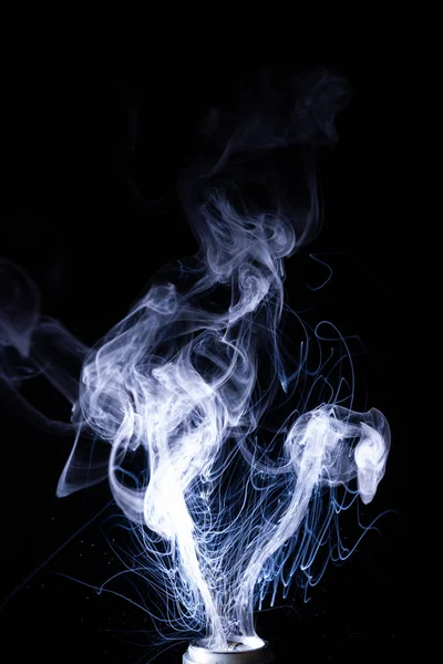黒い背景に孤立した煙雲 蒸気コイルに熱い蒸気液体スプラッシュ いい香りの雲だ 低光の写真 露出されていない写真を低キースタイルで — ストック写真