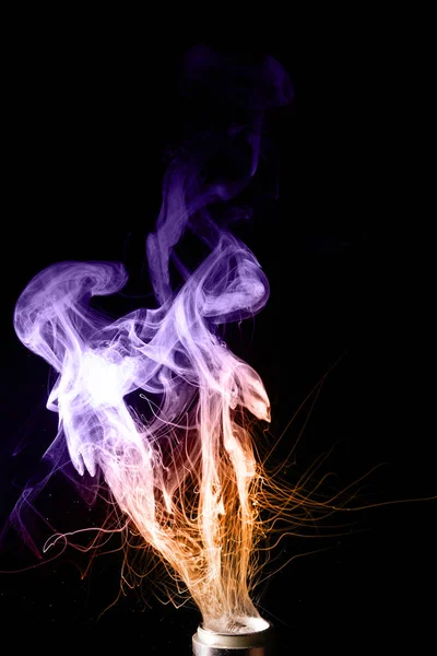 Renkli vape sis bulutları. Renkli ve parlak bulutlar, menekşe ve turuncu renkler. Vape kültürü ve sigara içilmiyor.