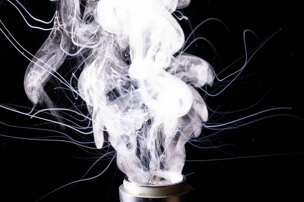 Splash glicerine pada vape spiral. Awan besar kabut dengan pelacak yang terlihat. Vape budaya dan tidak merokok. — Stok Foto