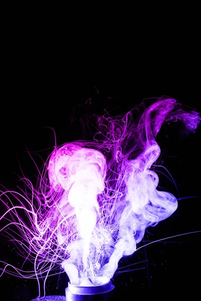 Kolorowe chmury wapiennej mgły. Plusk koloru i chmury glicerynowe, niebieskie i fioletowe kolory. Kultura wapienna i zakaz palenia. — Zdjęcie stockowe