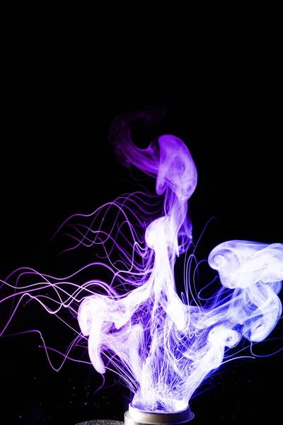 Nubes coloridas de niebla de vapor. Salpicaduras de color y nubes de glicerina con burbujas de colores líquido, púrpura y azul. Cultura de la vaina y no fumar movimiento. — Foto de Stock
