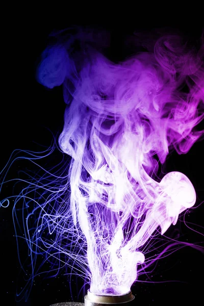 Vape nuages éclaboussure isolé sur fond noir. Le brouillard de deux couleurs est bleu et violet. Photo de fumée de couleur stock avec la glycérine bouillante de pulvérisation. — Photo