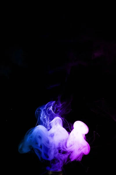 Nubes coloreadas de humo de vapor. Mucho color y glicerina clou — Foto de Stock