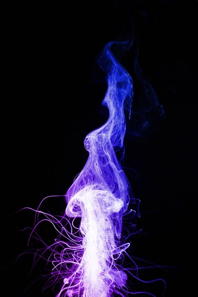 Vape bulutlar sütun Siyah arka planda sıçrama. Çok sayıda satır