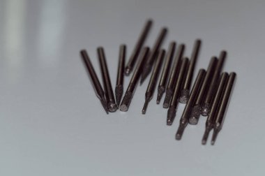 Beyaz arka planda elmas matkap uçları. Yakın çekim görüntüsü. Kuyumcu ve dişçi..