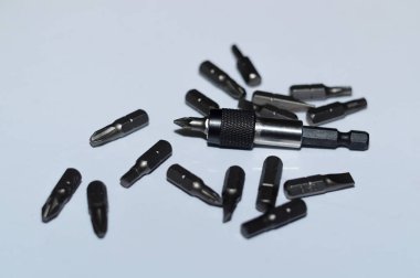 Beyaz arkaplan üzerinde bitholder ile çok araç bit.