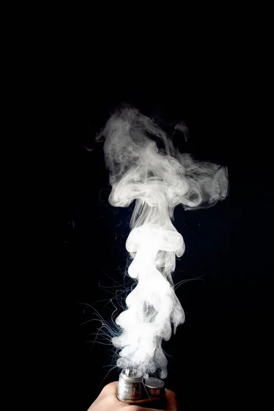 Male hand holds vape without atomiser. Column of vape clouds spl — Stock Photo, Image