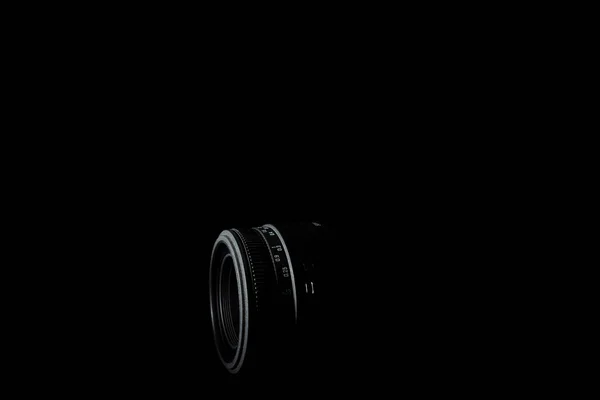 Ανεξέλεγκτη φωτογραφία του φακού DSLR. Στοκ φωτογραφία απομονωμένη σε μαύρο φόντο. Χαμηλή φωτεινή φωτογραφία. Ένα μεγάλο βάθος πεδίου. — Φωτογραφία Αρχείου