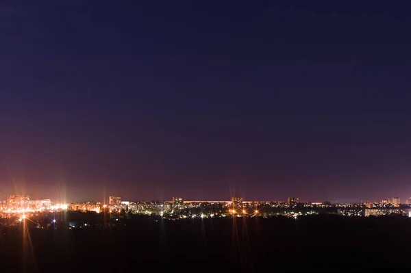 Долгосрочное Фото Много Звезд Деревьями Переднем Плане Далеко Города Ночной — стоковое фото