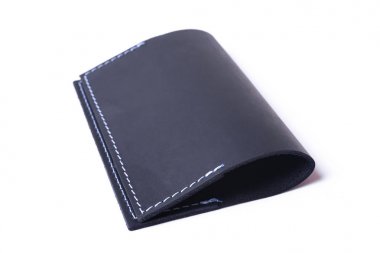 Mavi el yapımı deri pasaport kapağı beyaz arka plan üzerinde izole. Kapak kapalı. Lüks işadamı aksesuarları Stok fotoğraf.