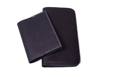 El yapımı deri siyah pasaport kapağı ve siyah çanta beyaz arka plan closeup izole. İzole el yapımı lüks aksesuarların stok fotoğrafı.