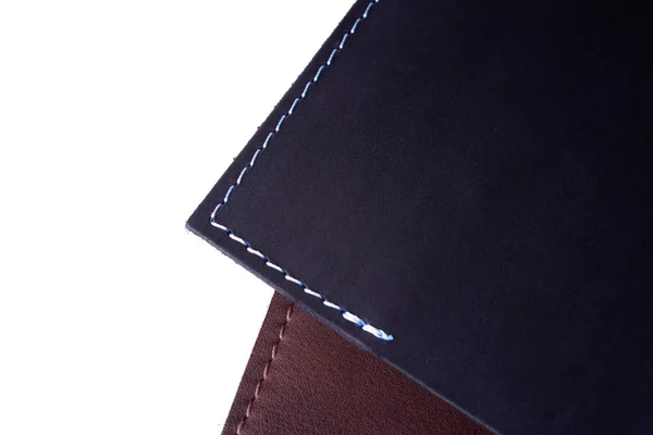 Una parte de tres cubiertas de pasaporte de cuero hechas a mano aisladas sobre fondo blanco. Vista de cerca. Las cubiertas son azul oscuro, rojo y marrón . —  Fotos de Stock