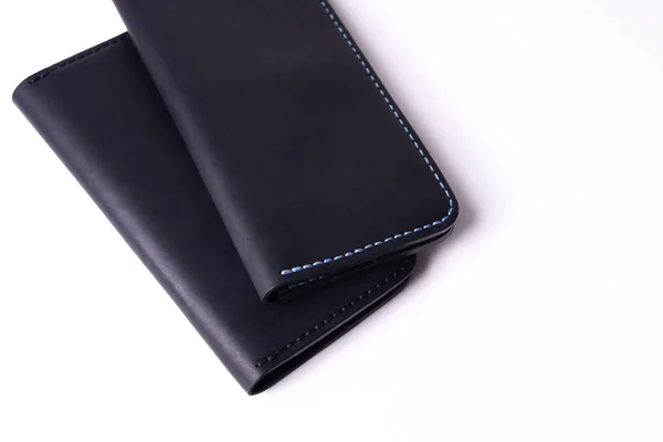 Dos monedero de cuero negro hecho a mano aislado sobre fondo blanco. Foto de stock de accesorios de lujo . — Foto de Stock