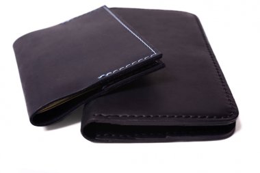 El yapımı mavi pasaport kapağı ve siyah çanta beyaz b izole