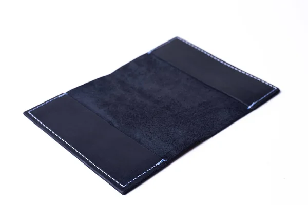 Cubierta de pasaporte de cuero hecha a mano azul aislada sobre fondo blanco —  Fotos de Stock