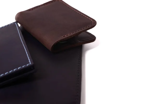 Ręcznie wykonany skórzany Brązowy posiadacz karty, niebieska okładka paszportu i czarny — Zdjęcie stockowe