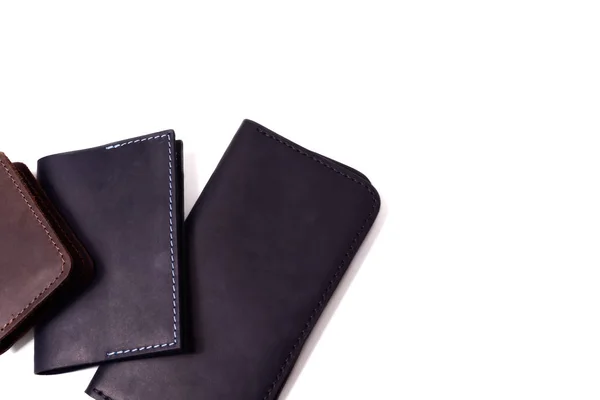 Handmade brązowy posiadacz karty, czarny paszport okładka i torebce izolat — Zdjęcie stockowe