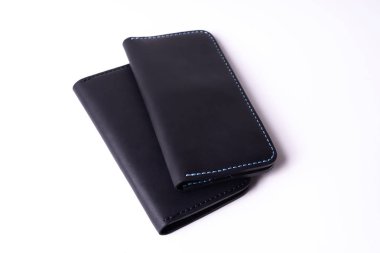 Beyaz arka plan üzerinde izole iki el yapımı deri siyah çanta. S