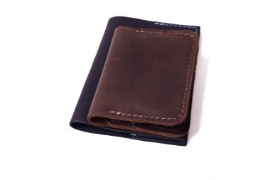 El yapımı kahverengi kart sahibi ve siyah pasaport kapağı w izole