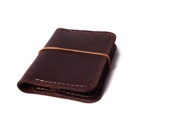 Ręcznie wykonany brązowy skórzany posiadacz karty z gumką izolowaną w — Zdjęcie stockowe