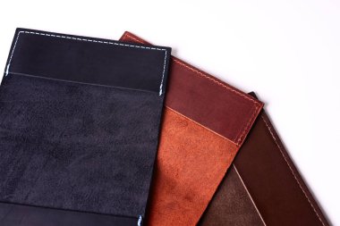 Üç el yapımı deri pasaport beyaz backgro izole kapsar
