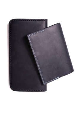 El yapımı mavi pasaport kapağı ve siyah çanta beyaz b izole