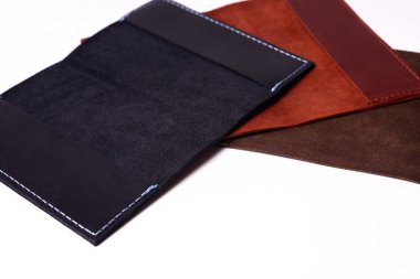 Üç el yapımı deri pasaport beyaz backgro izole kapsar