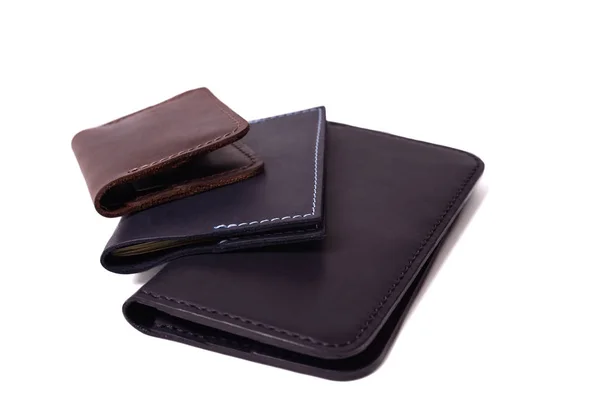 Handmade brązowy posiadacz karty, czarny paszport okładka i torebce izolat — Zdjęcie stockowe