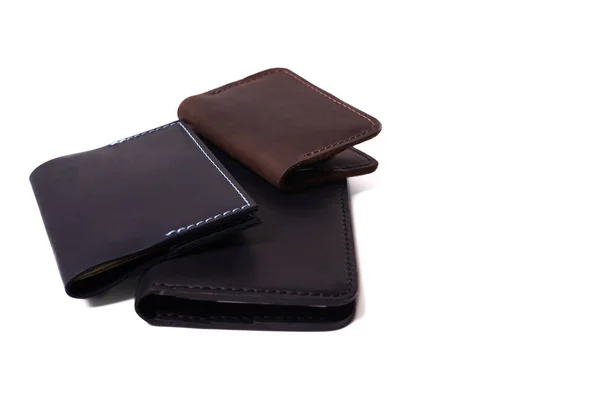 Titular de cartão marrom de couro artesanal, capa de passaporte azul e preto — Fotografia de Stock