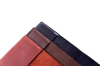 Üç el yapımı deri pasaport beyaz b izole yığını kapsar