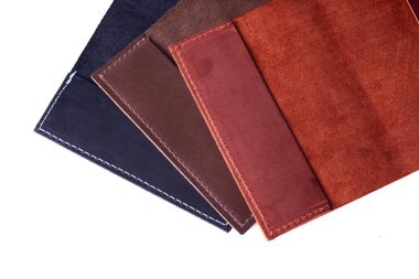 Üç el yapımı deri pasaport beyaz backgro izole kapsar