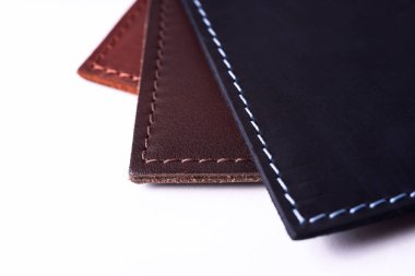 Üç el yapımı deri pasaport bir parça wh izole kapsar