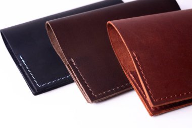 Üç el yapımı deri pasaport beyaz backgro izole kapsar