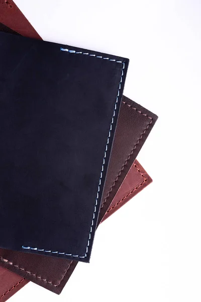 Una parte de tres cubiertas de pasaporte de cuero hechas a mano aisladas en wh —  Fotos de Stock