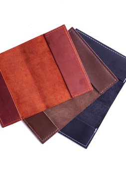 Üç el yapımı deri pasaport beyaz backgro izole kapsar