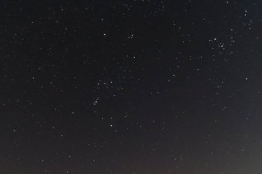  Underexposed gece gökyüzü düşük ışık fotoğraf. Bir sürü yıldız ve eksileri