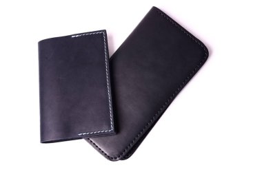 Siyah el yapımı deri adam cüzdan ve pasaport kapağı izole