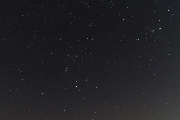 Непомітне нічне небо низьке світле фото. Багато зірок і мінусів — стокове фото
