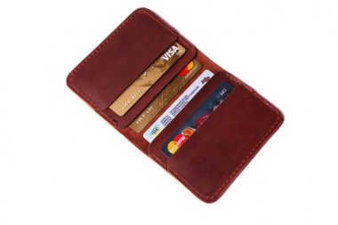 24.01.2019 Ukrayna, Kiev. El yapımı kırmızı renkli deri kart tutucu 