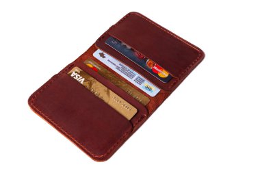 24.01.2019 Ukrayna, Kiev. El yapımı kırmızı renkli deri kart tutucu 