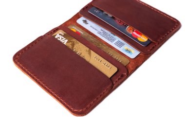 24.01.2019 Ukrayna, Kiev. El yapımı kırmızı renkli deri kart tutucu 