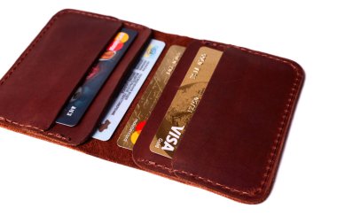 24.01.2019 Ukrayna, Kiev. El yapımı kırmızı renkli deri kart tutucu 