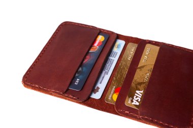 24.01.2019 Ukrayna, Kiev. El yapımı kırmızı renkli deri kart tutucu 