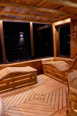 Spa kompleksinde el yapımı banyo. Banyo kalas ile kesilmiş