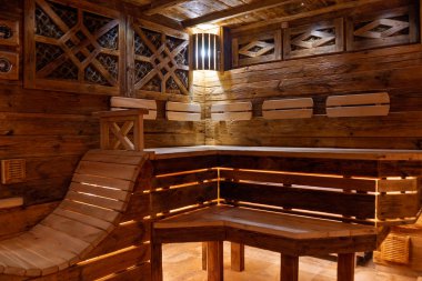 Spa kompleksinde el yapımı banyo. Banyo kalas ile kesilmiş