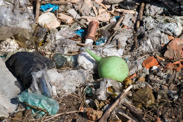 Kosz na polu rolnictwa. Ekologia problem i duże szkody dla — Zdjęcie stockowe