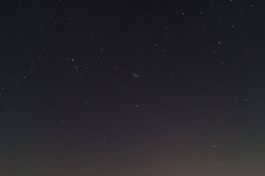  Underexposed gece gökyüzü düşük ışık fotoğraf. Bir sürü yıldız ve eksileri