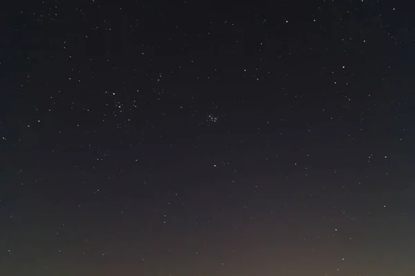 Η ακάλυπτη νύχτα του ουρανού με χαμηλή φωτεινή φωτογραφία. Πολλά αστέρια και μειονεκτήματα — Φωτογραφία Αρχείου